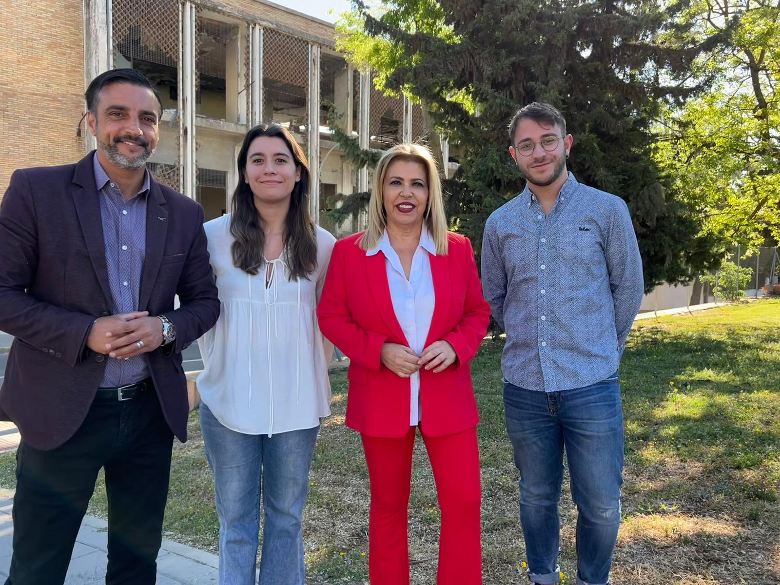 Mamen Sánchez y José Antonio Díaz, 1 y 2 de la lista del PSOE de Jerez, con miembros de la candidatura.