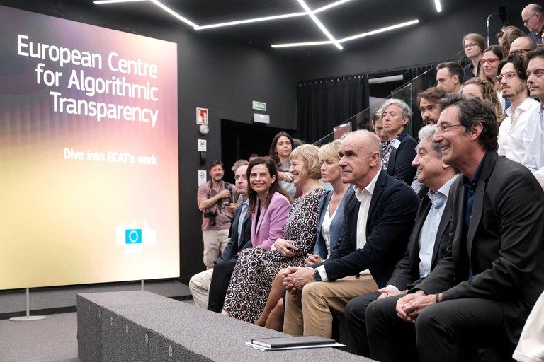 El alcalde de Sevilla durante la presentación del centro.