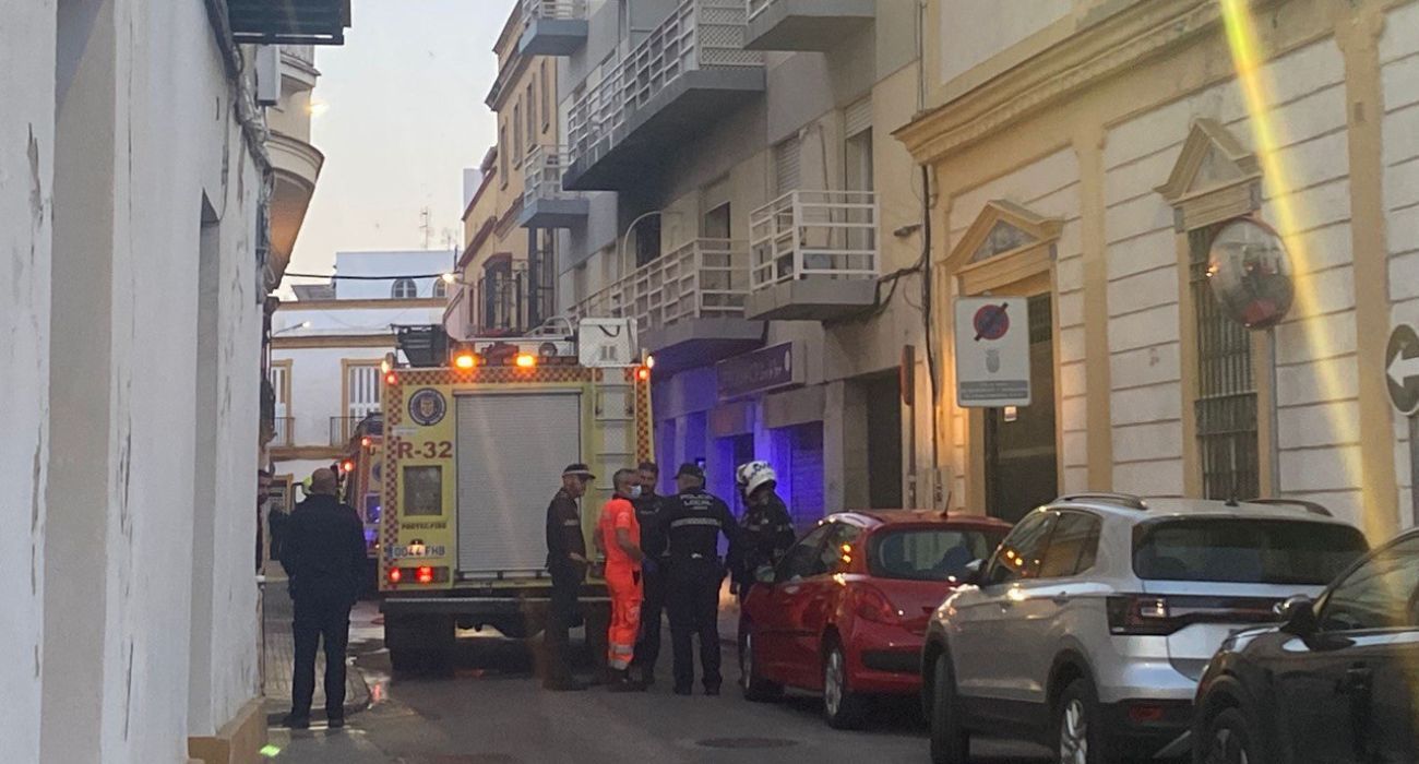 Bomberos, en la calle Granados de Jerez, lugar donde ha tenido lugar el incendio. Bomberos, en la calle Granados de Jerez, lugar donde ha tenido lugar el incendio.