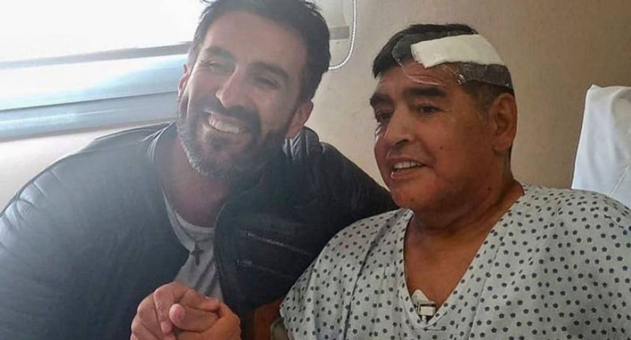 Diego Maradona, junto al médico Leopoldo Luque, uno de los imputados por la muerte del astro argentino.