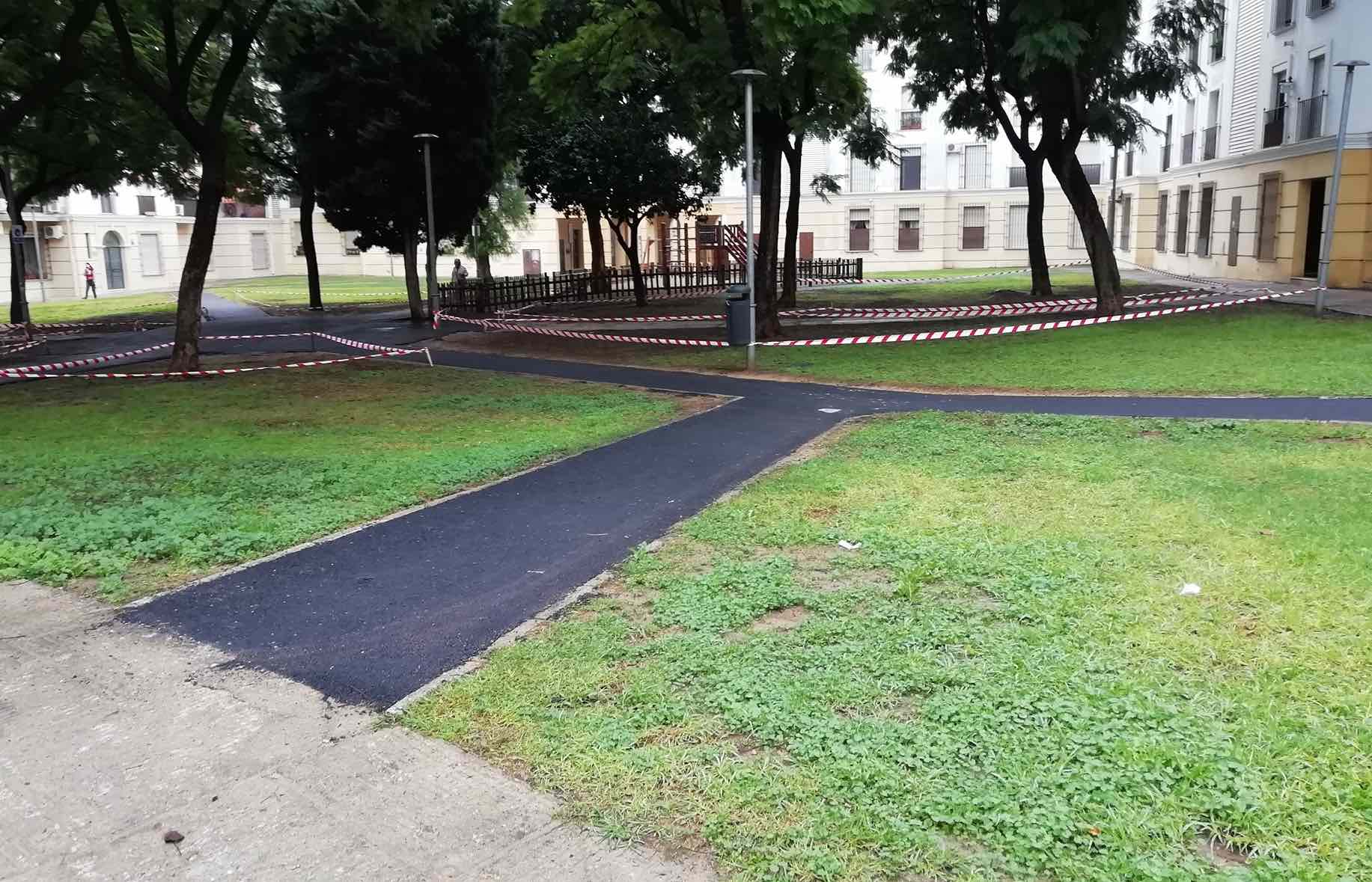Asfalto en plena plaza Madrid, una zona verde en el interior del entorno de Santo Domingo. FOTO: ALEJANDRO GLEZ. MORILLO