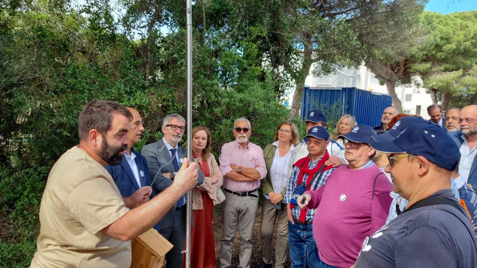 Un técnico medioambiental instalado una de las cajas nido.