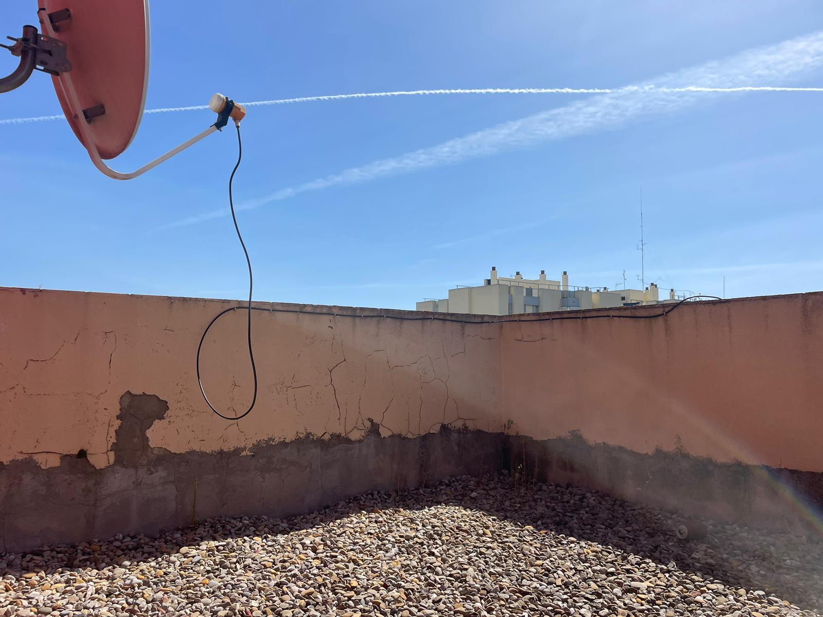 Imagen remitida por el PP sobre el estado de la azotea de uno de los bloques de viviendas. 