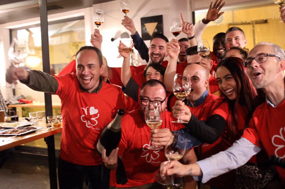 Israel Ramos celebrando junto a su equipo la estrella Michelin para Mantúa. FOTO: JUAN CARLOS TORO