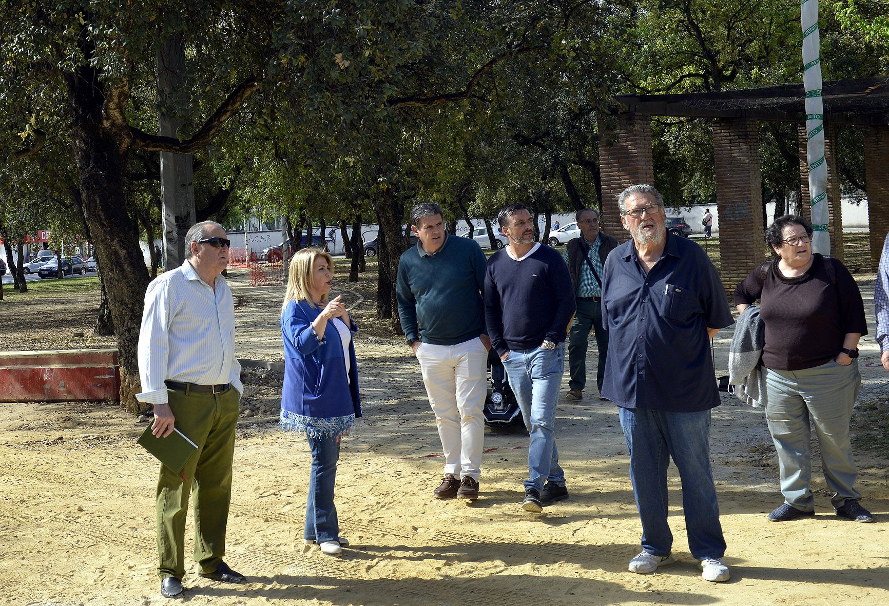 Sánchez comprobando el estado del parque de La Plata. 