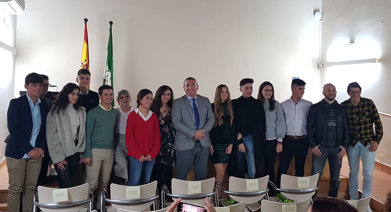 El delegado territorial de Educación, Miguel Andreu, con los alumnos premiados.