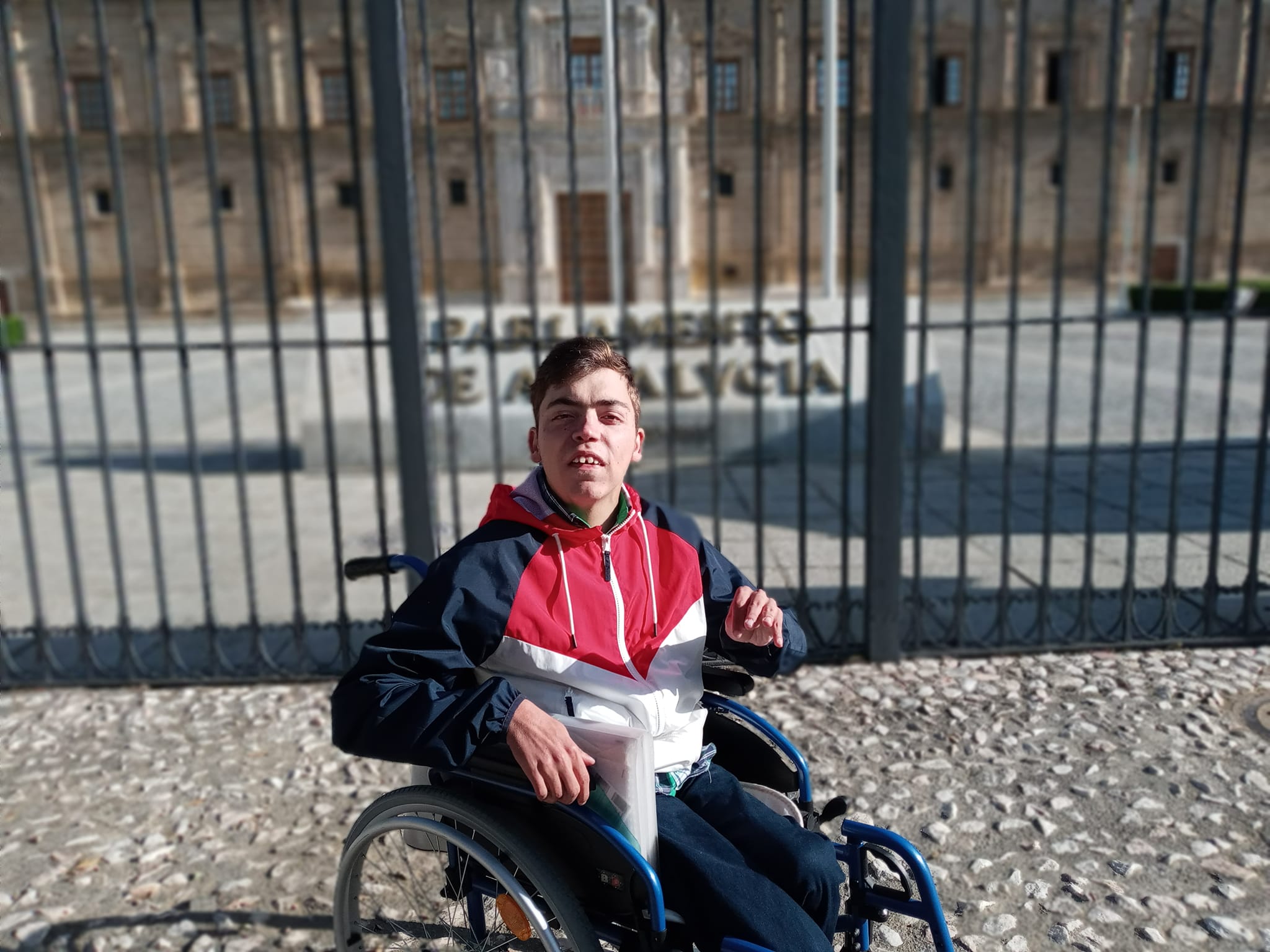 El joven Marcos Carribero, delante del Parlamento de Andalucía. El joven Marcos Carribero, delante del Parlamento de Andalucía.