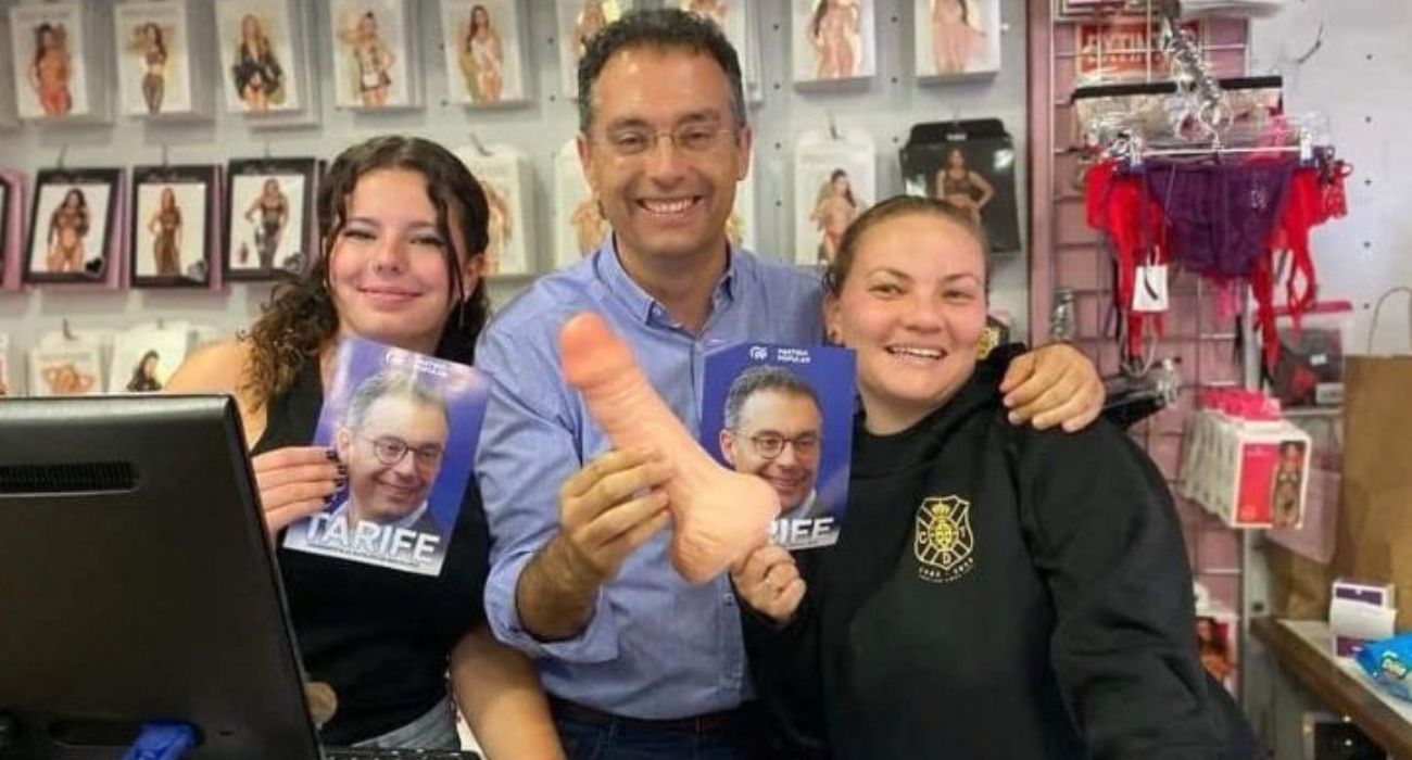Carlos Tarife, candidato del PP a la Alcaldía de Tenerife, con un pene en la mano en un sex shop.