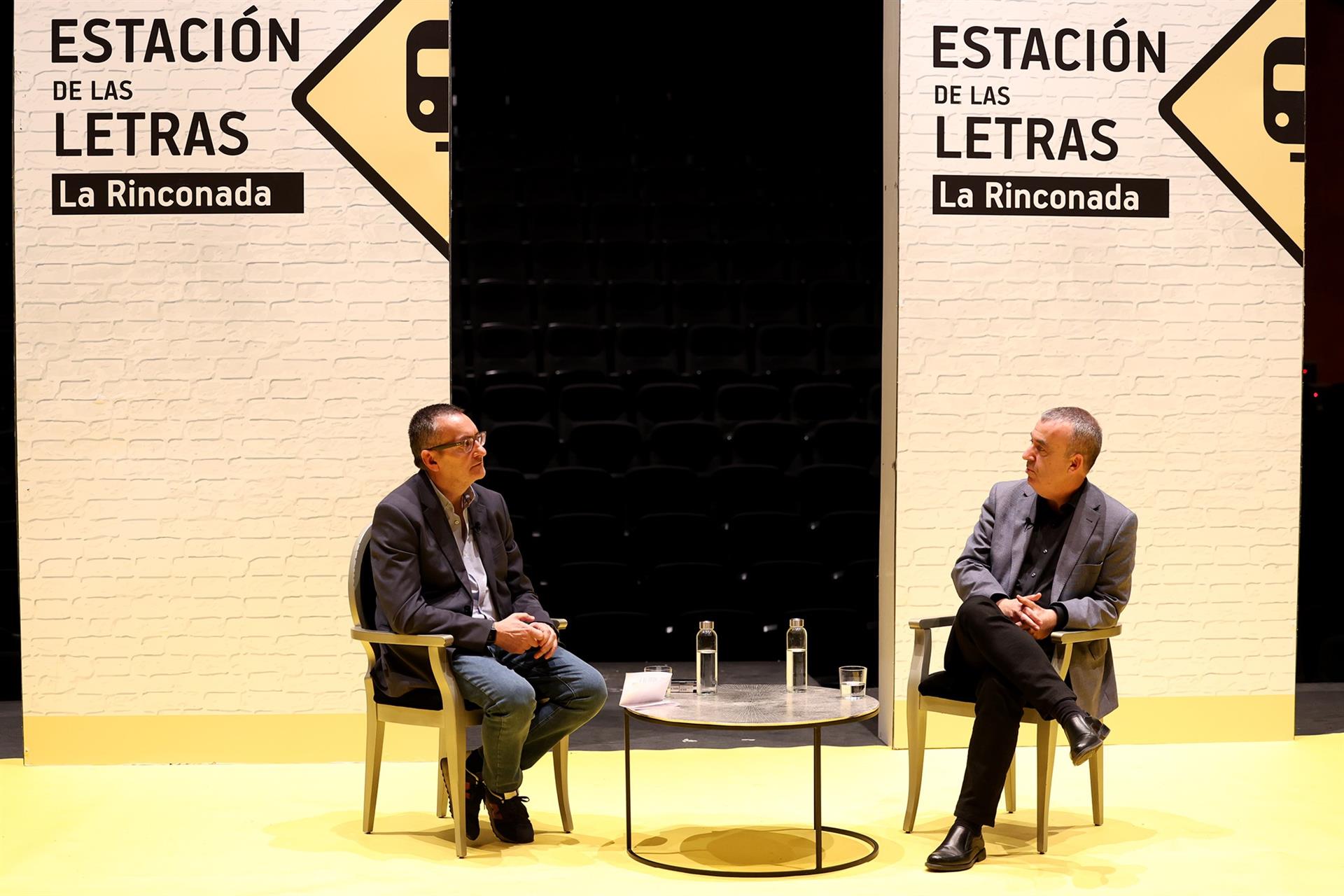 Salvador Gutiérrez Solís y Lorenzo Silva, en La Rinconada, en el Ciclo de Novela Negra.