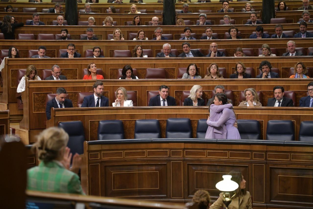  Belarra y Montero, abrazadas en el Congreso ante la mirada de Yolanda Díaz.