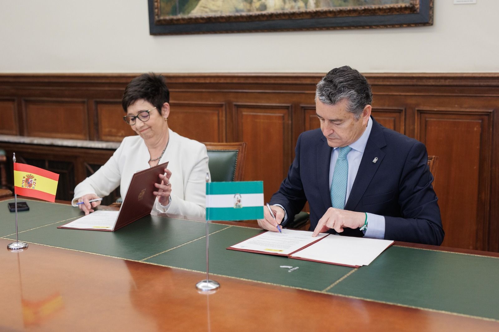Paneque y Sanz firmando en Madrid el acuerdo para activar la Sociedad Lógica.