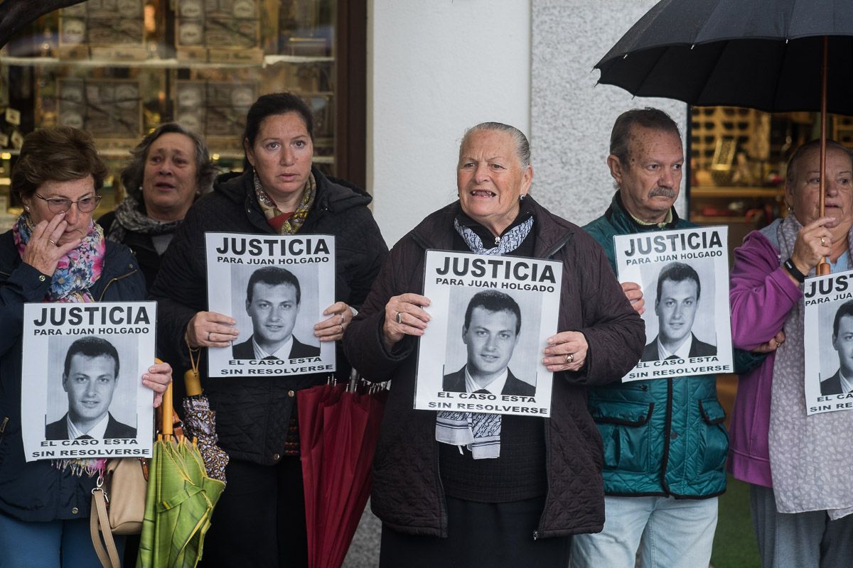 Antonia Castro, madre de Juan Holgado, durante la concentración. FOTO: MANU GARCÍA