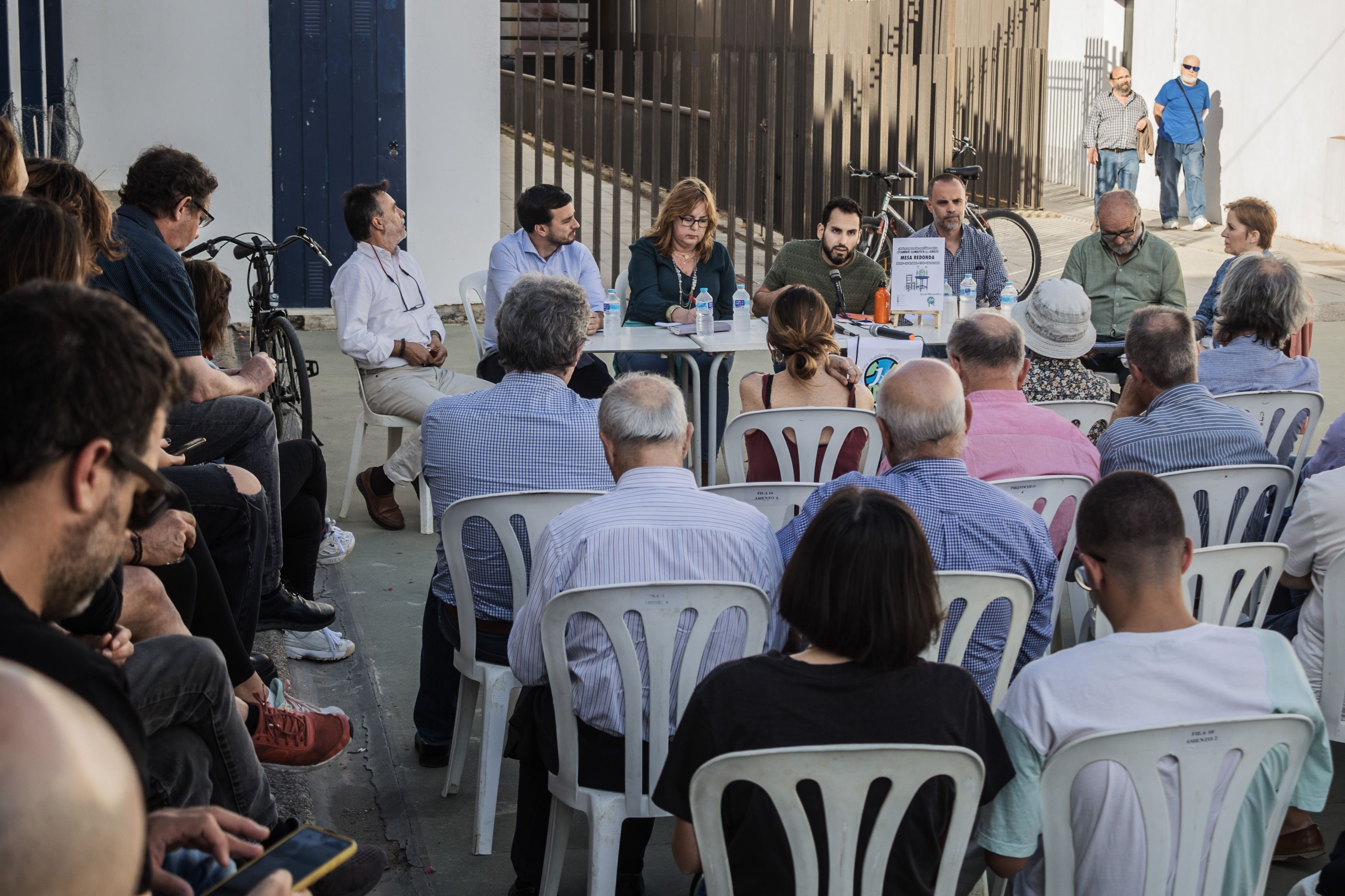 Un momento de la mesa redonda con partidos políticos, este pasado jueves en el Cine astoria, organizada por Jerez por el Clima.