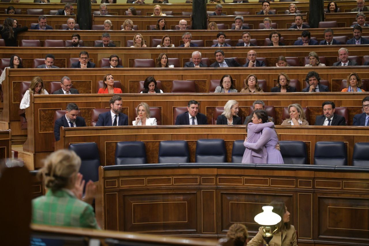 Ione Belarra e Irene Montero, de Podemos, se abrazan, solas, tras la reforma de la Ley del solo sí es sí.