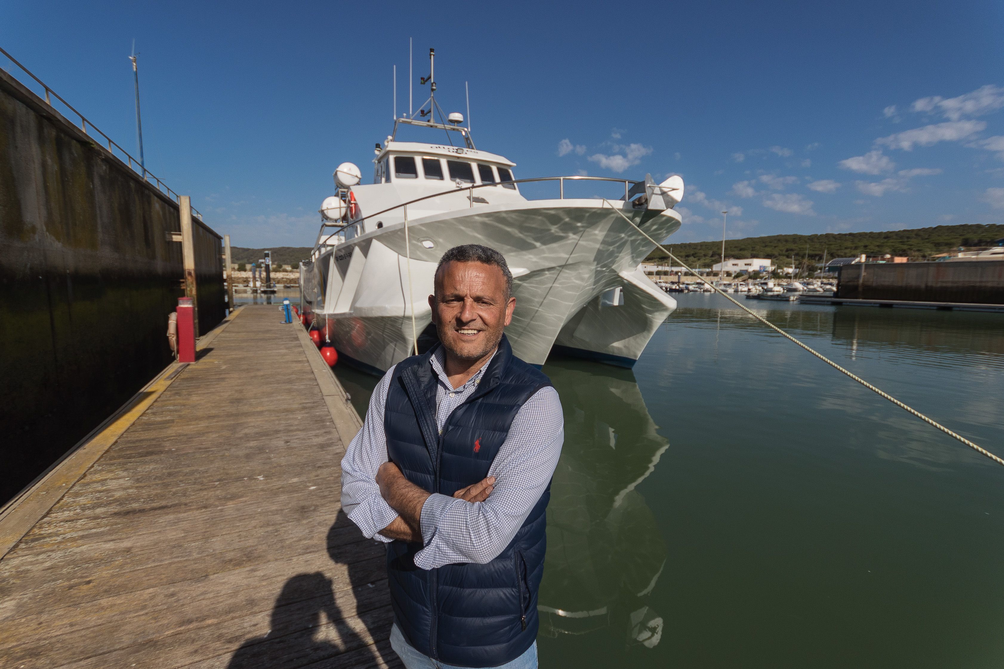 Diego Vidal, patrón barbateño que transforma su catamarán de pesca en barco turístico. 