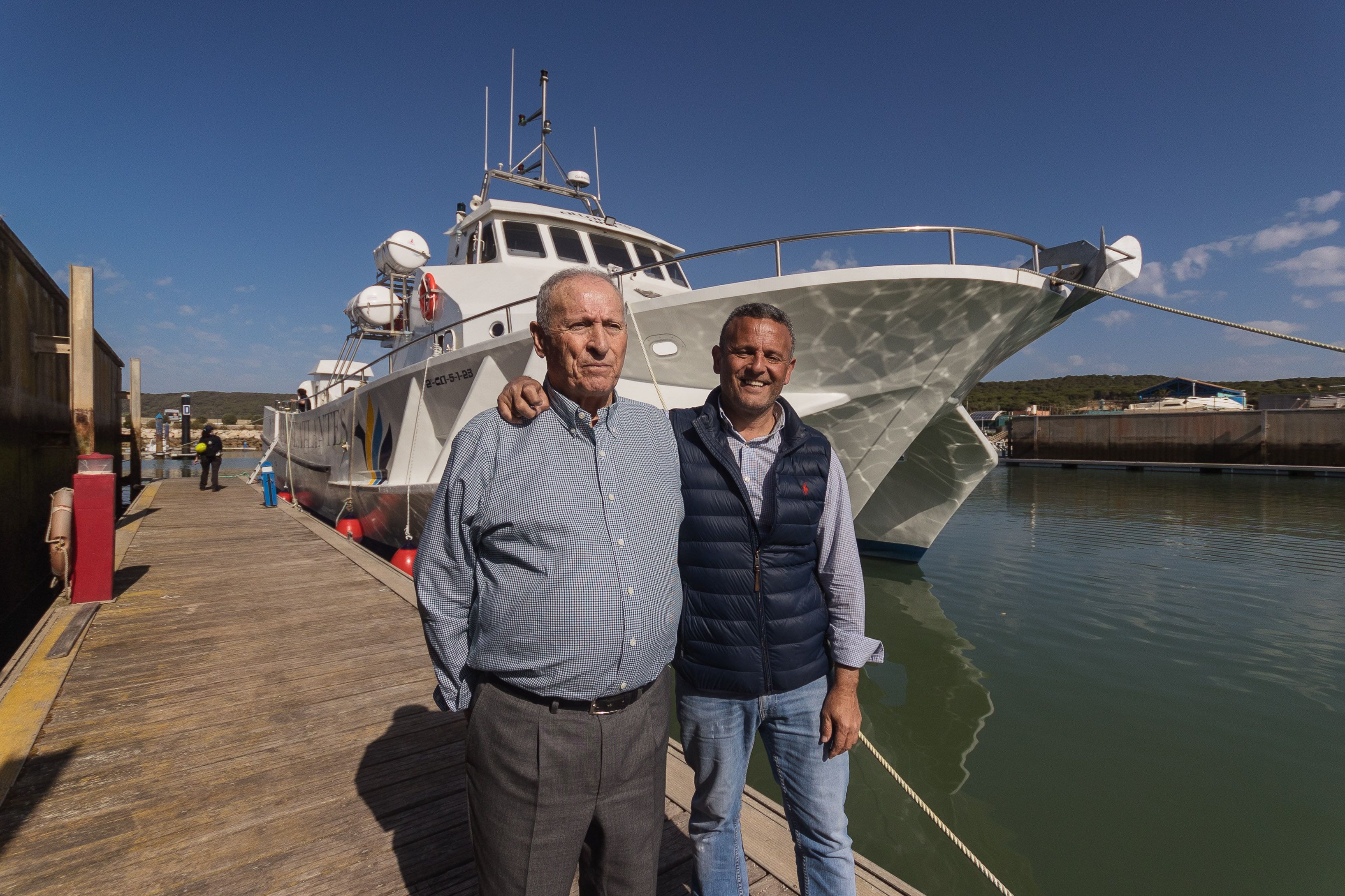 Diego Vidal, junto a su padre, Salvador, delante de Marine Atlantes, en el puerto de Barbate en días pasados.