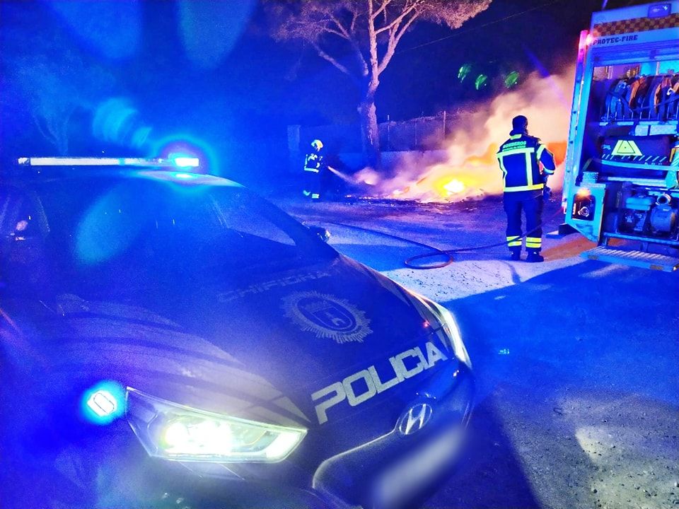 Policía sofoca un incendio en Chipiona.