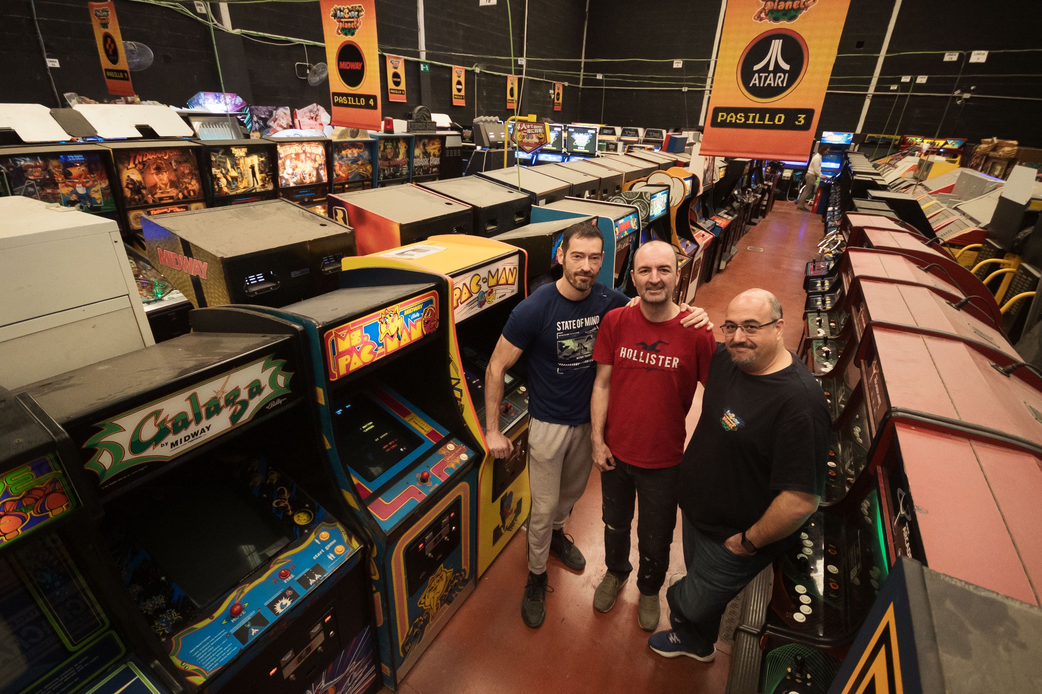 José Manuel Polo, Eduardo Álvarez y José Luis Reyes, entre videojuegos retro de Arcade Planet.