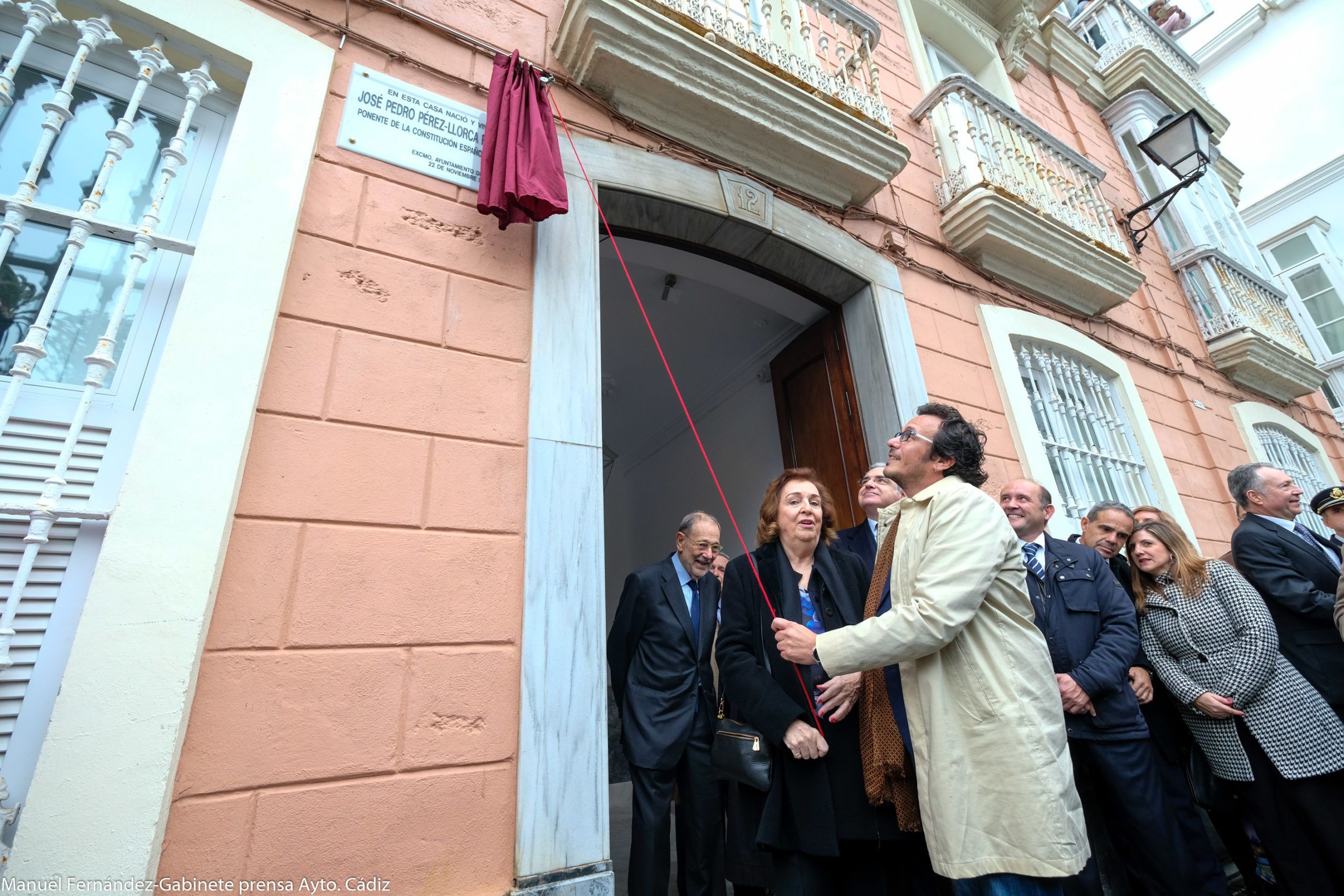 El alcalde, José María González, descubriendo la placa a Pérez-Llorca.