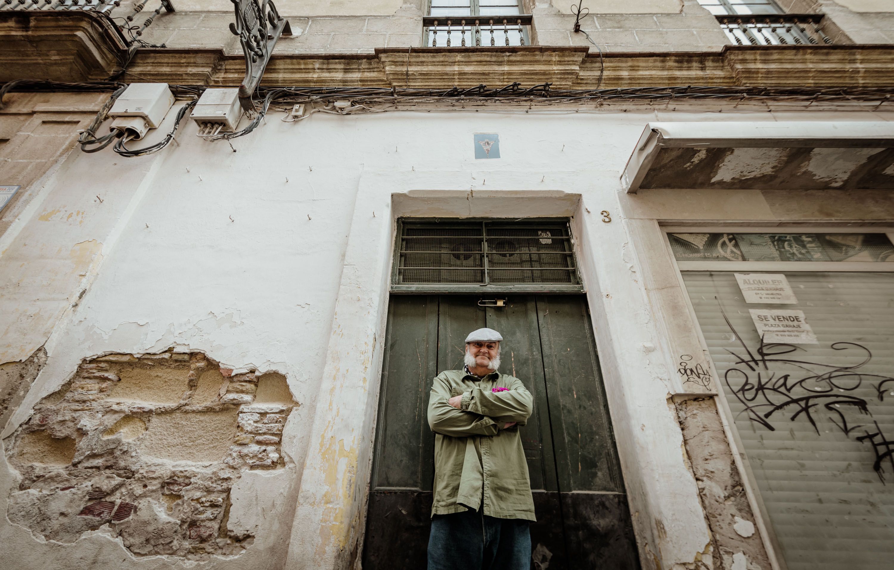 Cristóbal Bejarano, a las puertas de su antiguo ultramarinos. El inmueble está hoy totalmente abandonado.
