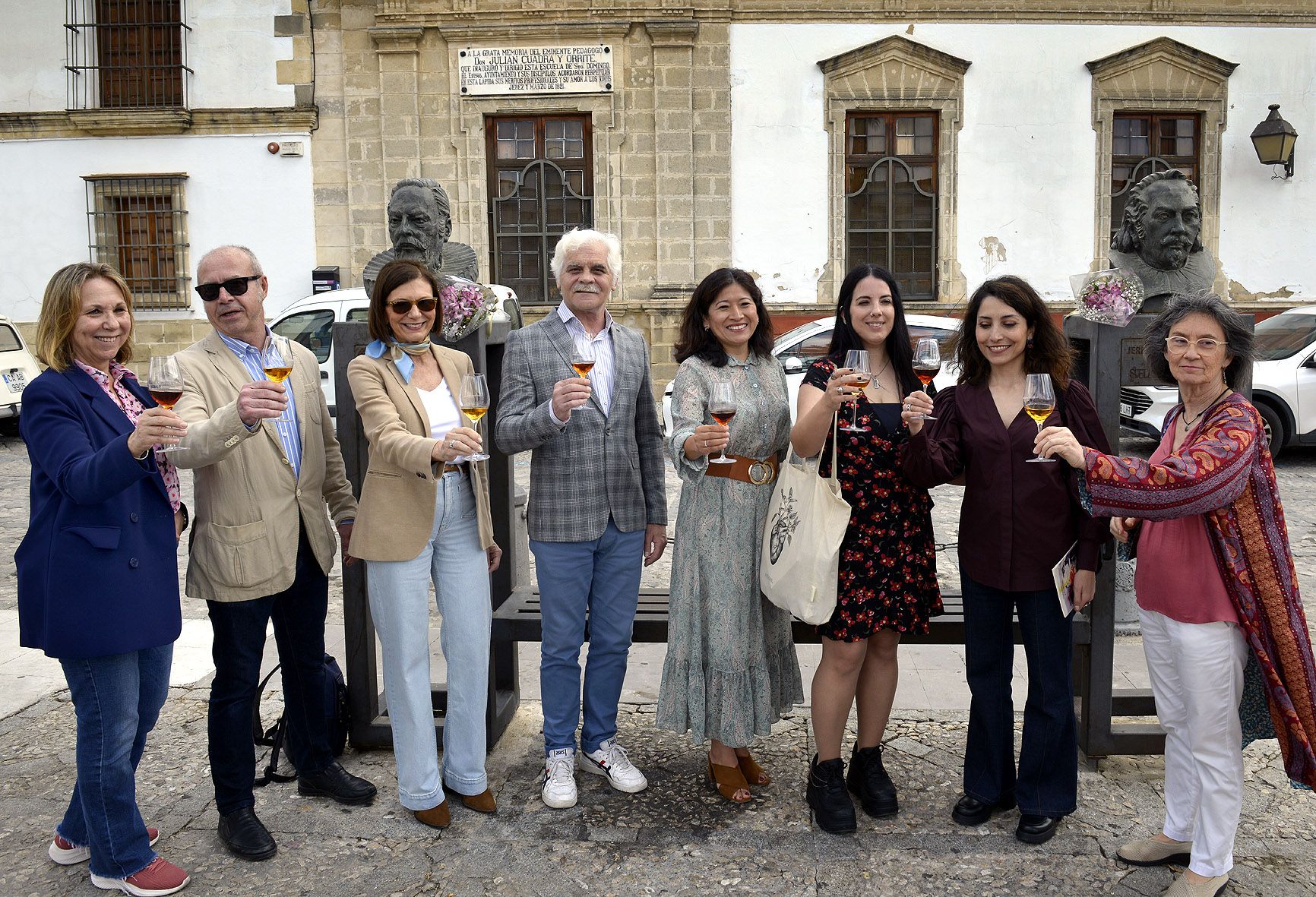 La delegada Ana Herica en el homenaje a Cervantes y Shakespeare ante los bustos de ambos en la plaza del Mercado.