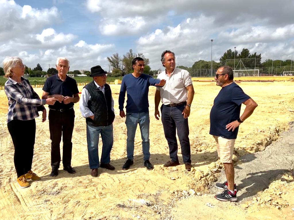 José Antonio Díaz durante la visita a La Marquesa acompañado de los representantes vecinales. 