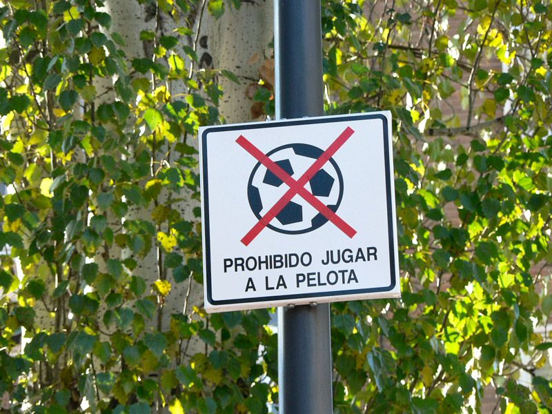 El habitual cartel en parques y jardines de prohibido jugar con la pelota.​​​​​​​ "Retiran los carteles de "prohibido jugar" en Cádiz y los niños gaditanos recuperan sus plazas"