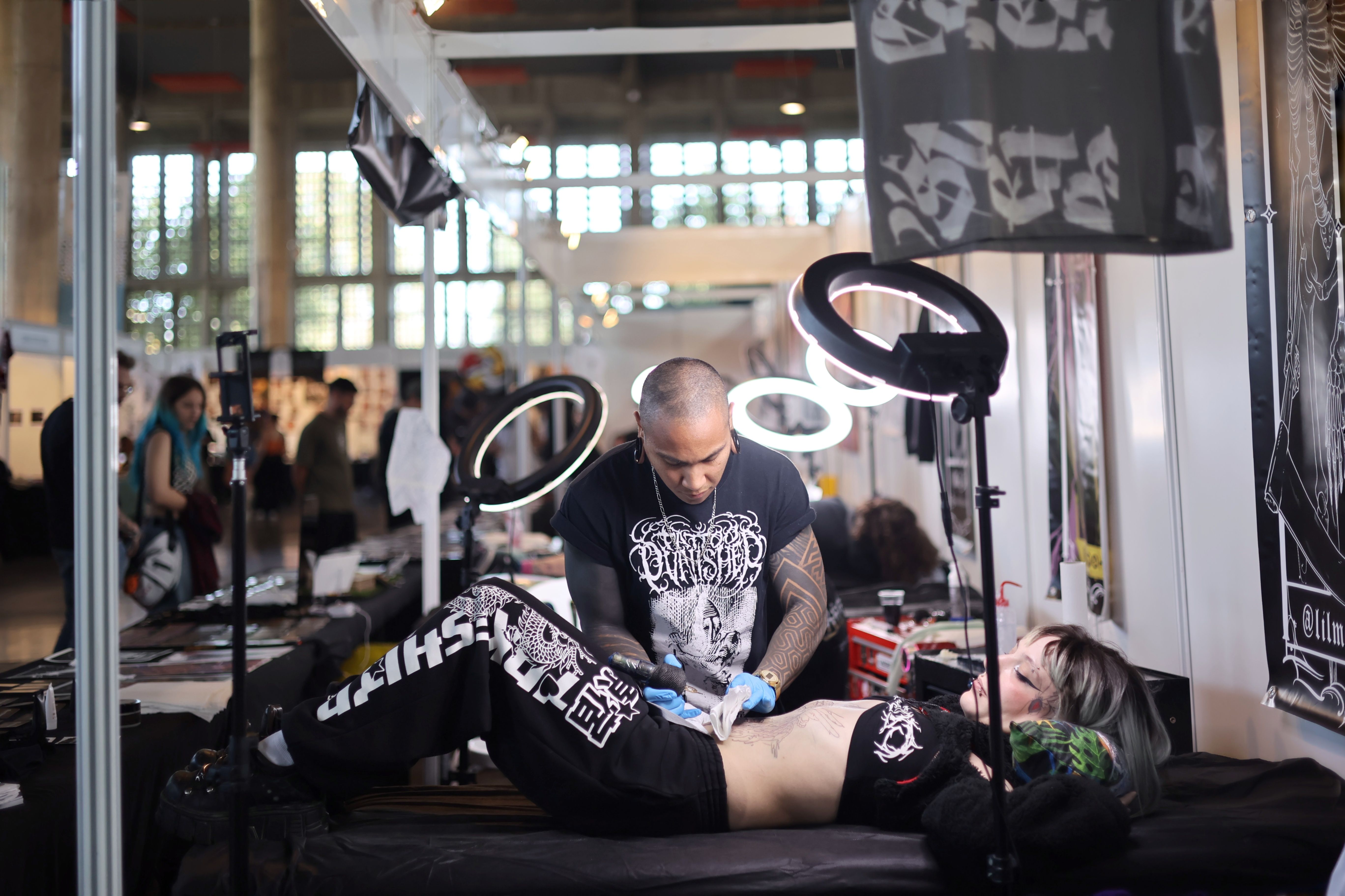 Un tatuador dibuja sobre la piel de una joven, este viernes en el evento Tattoo Convention Jerez, que tiene lugar hasta el domingo en Ifeca.