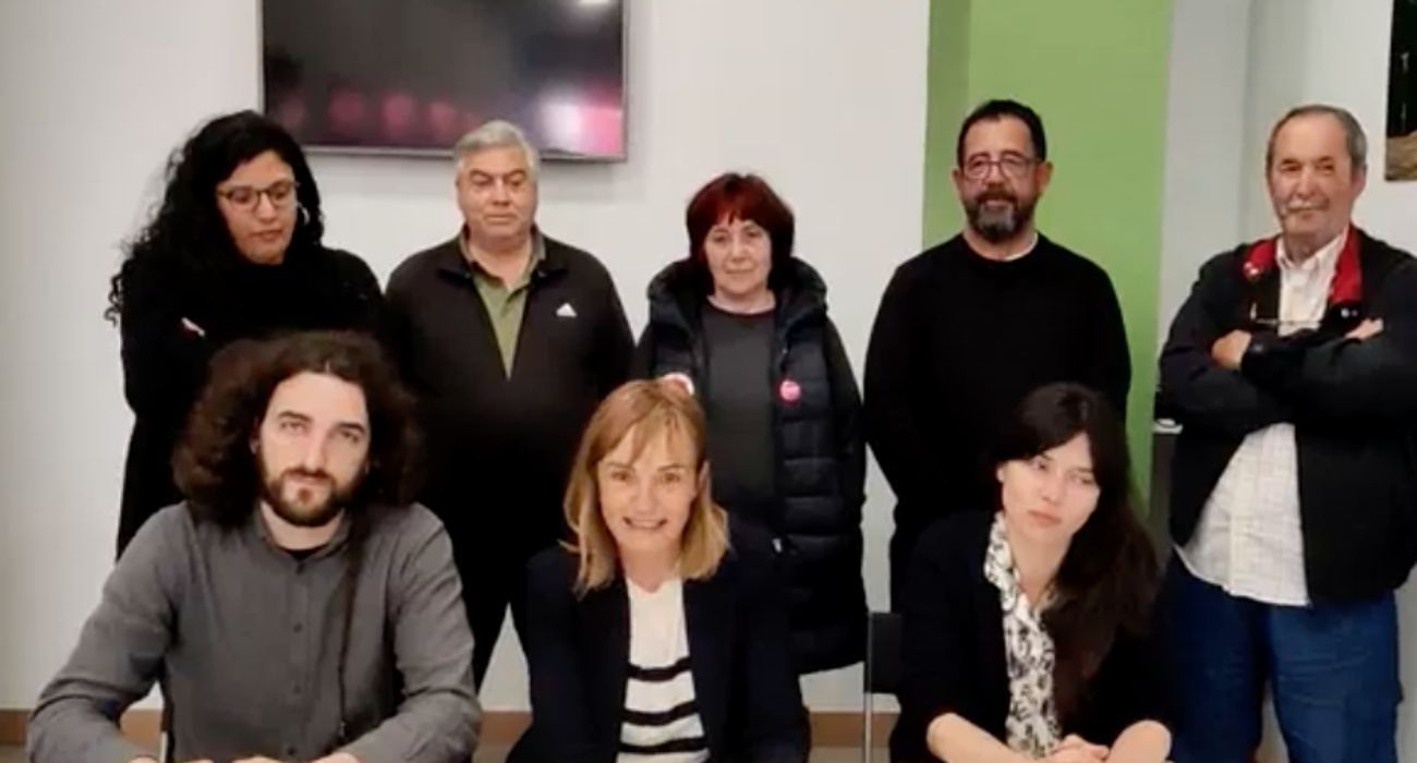 Covadonga Tomé, sentada en medio de la imagen, junto al resto de compañeros que se han encerrado con ella en la sede de Podemos.