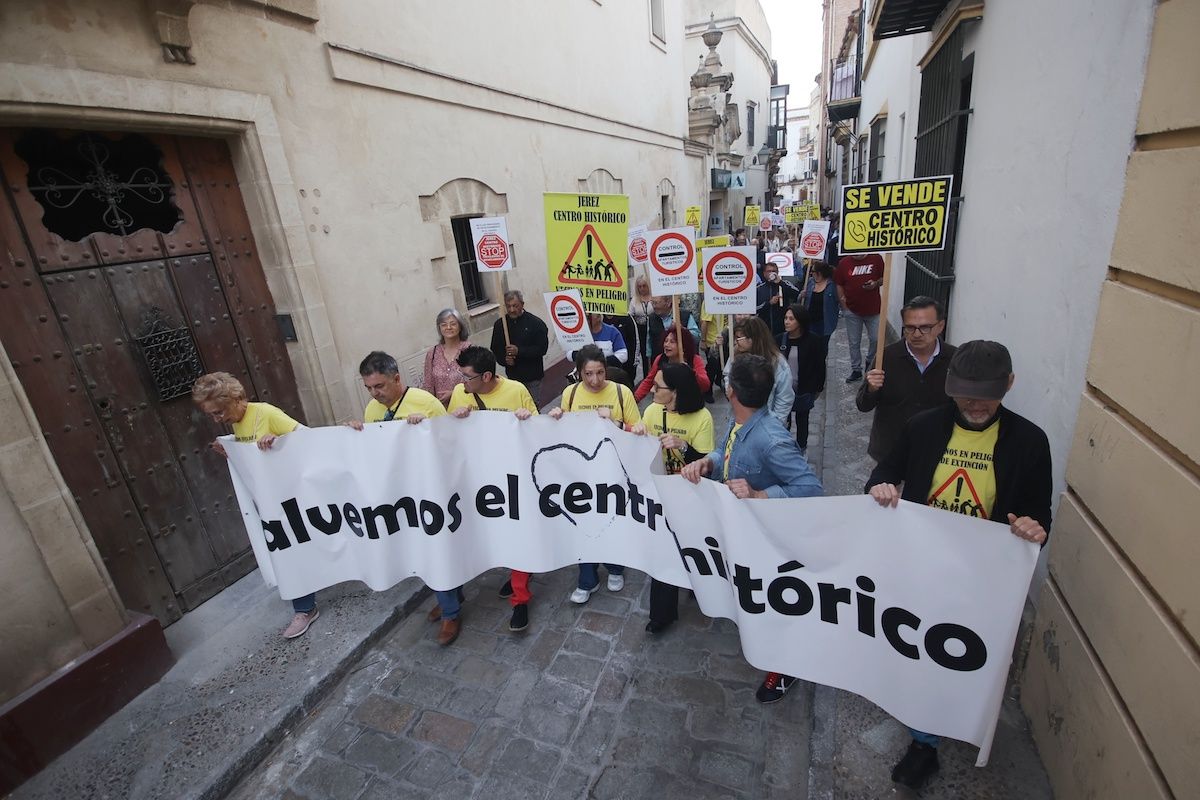 Los vecinos del centro histórico de Jerez, en un momento de la manifestación.