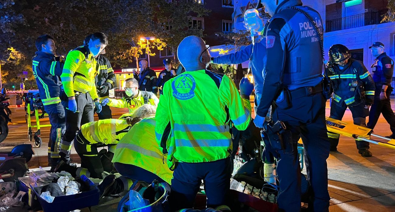 Bomberos, policías y sanitarios, a las puertas del restaurante. Bomberos, policías y sanitarios, a las puertas del restaurante.