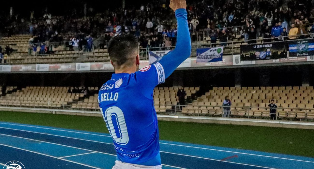 Antonio Bello, saludando a la afición xerecista. XEREZDFC Antonio Bello, saludando a la afición xerecista. XEREZDFC