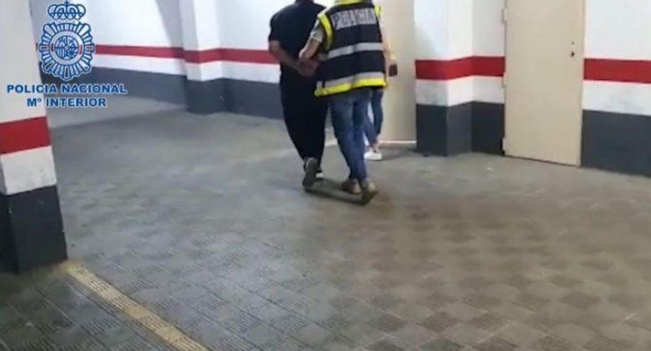 El ciberacosador, que acosaba a jóvenes de entre 13 y 22 años, detenido por la Policía. 