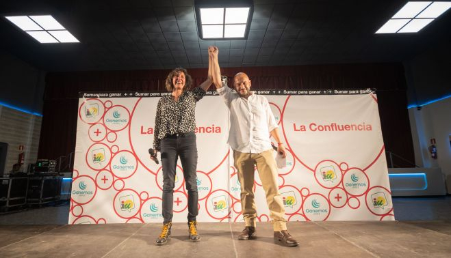 Kika González y Raúl Ruiz-Berdejo, tras presentar la lista de La Confluencia. 