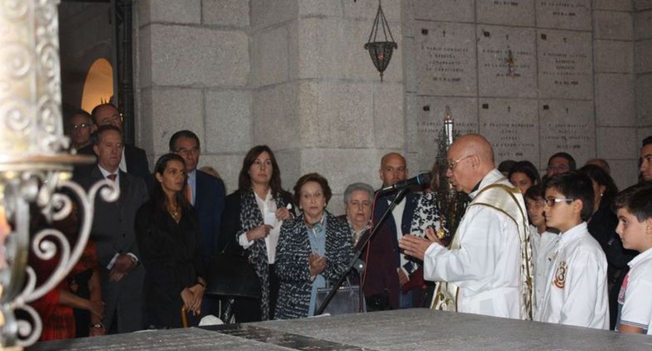 Una misa, en una imagen de archivo, ante la tumba de Moscardó. Una misa, en una imagen de archivo, ante la tumba de Moscardó.