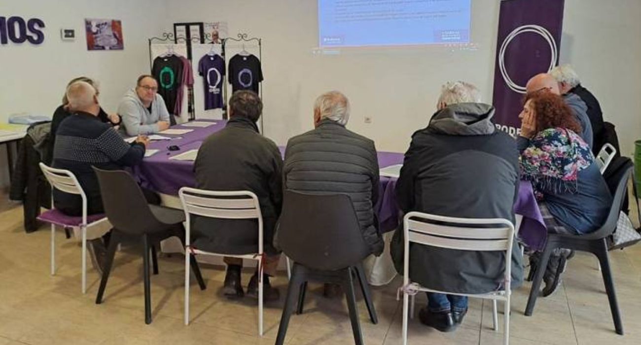 Miembros de Podemos Fuenlabrada han pasado la noche en la sede del partido.