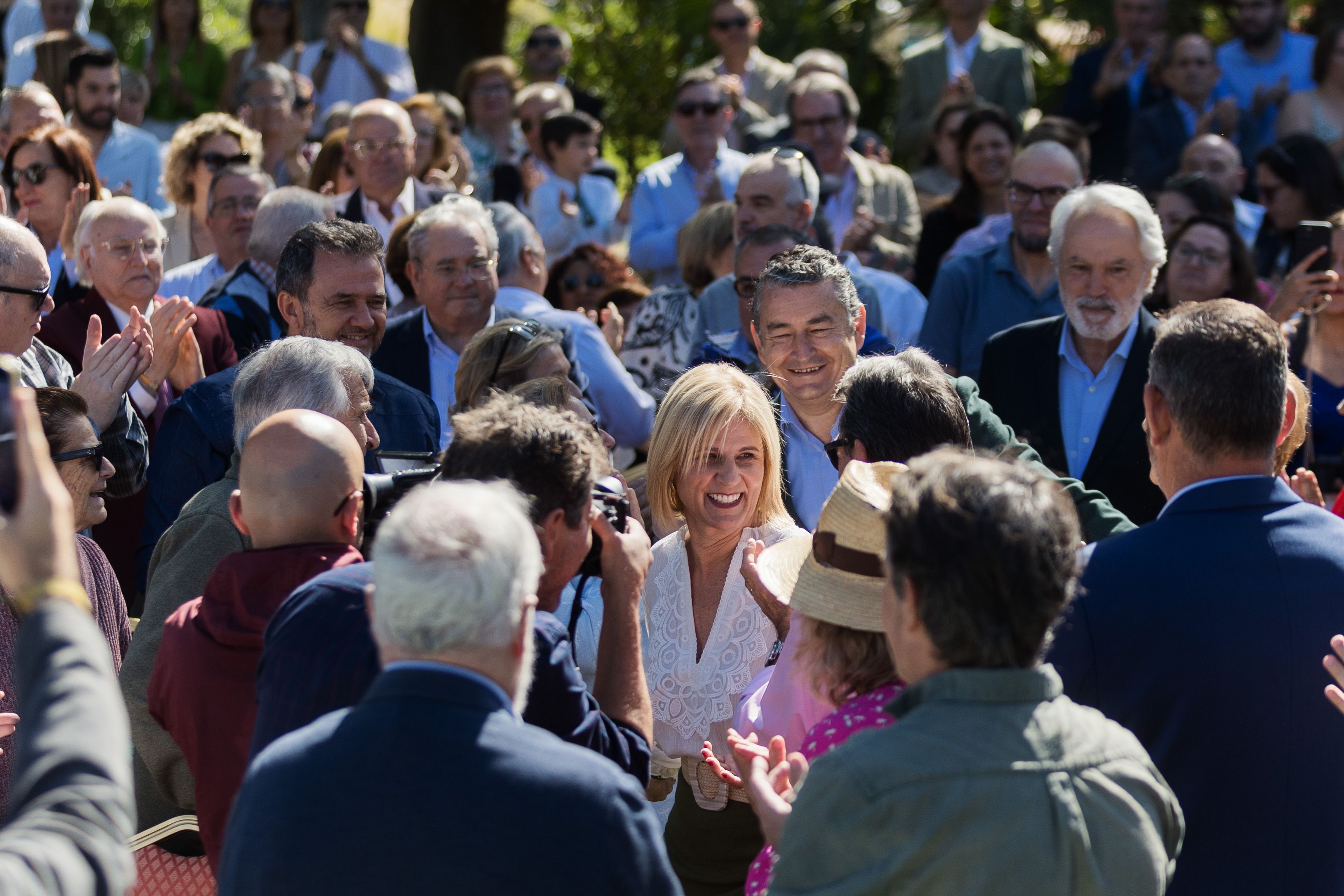 García-Pelayo, candidata del PP a la Alcaldía de Jerez, rodeada de compañeros de partido y simpatizantes.