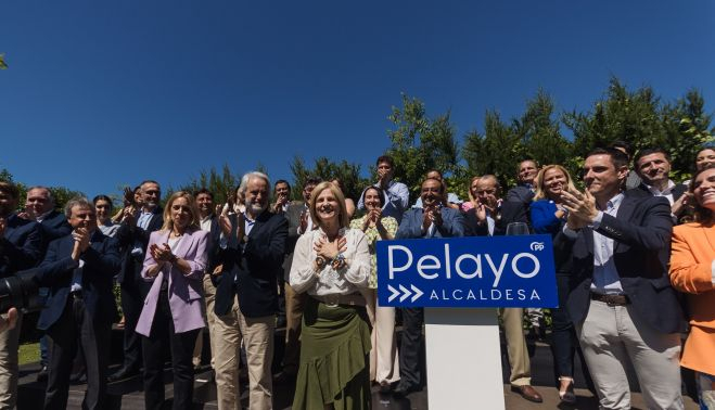 Pelayo, junto a Antonio Muñoz y el resto de integrantes de la lista popular.