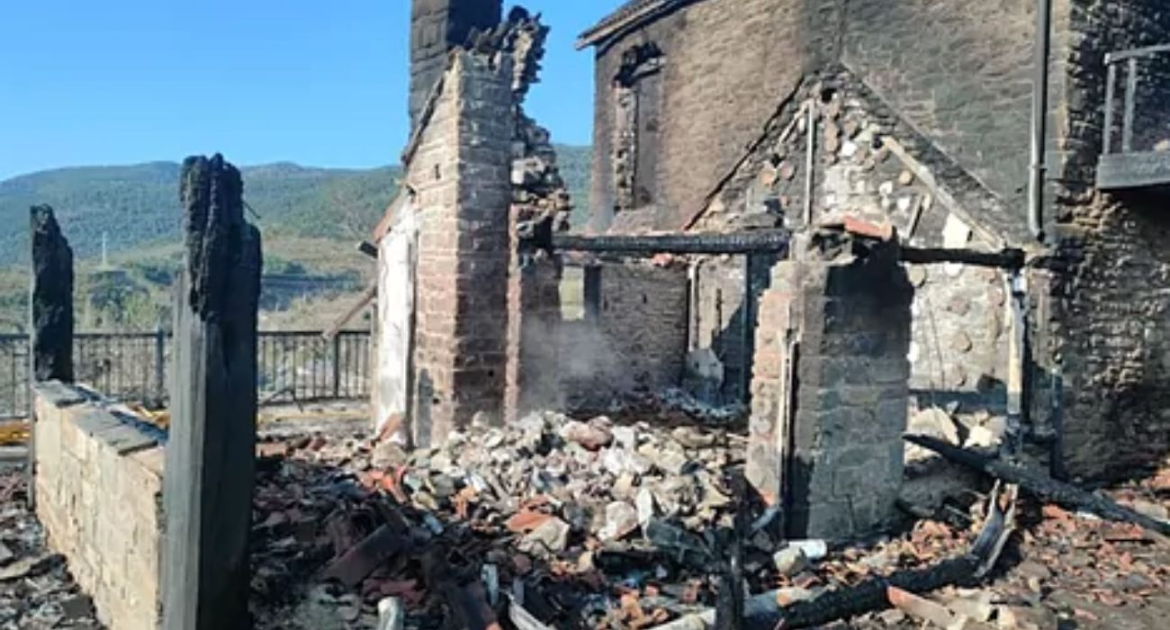 Aspecto en el quedó la vivienda tras ser quemada por los adolescentes.