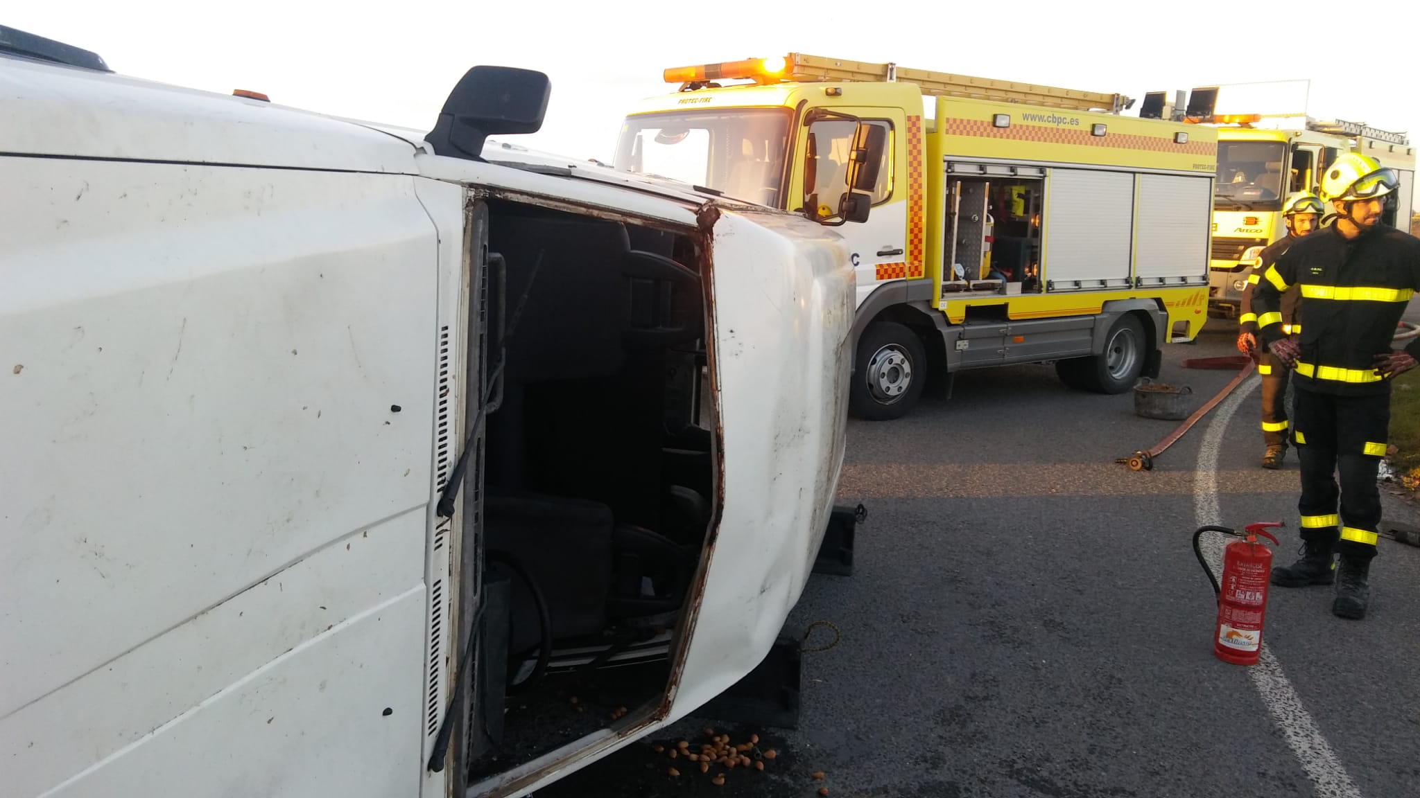 El todoterreno tras volcar en la vía.