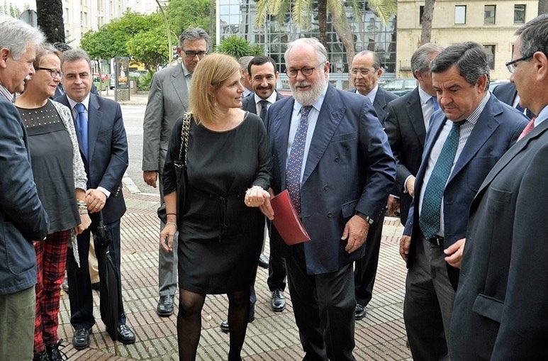 Arias Cañete y la líder del PP de Jerez, María José García-Pelayo, en una imagen de archivo.