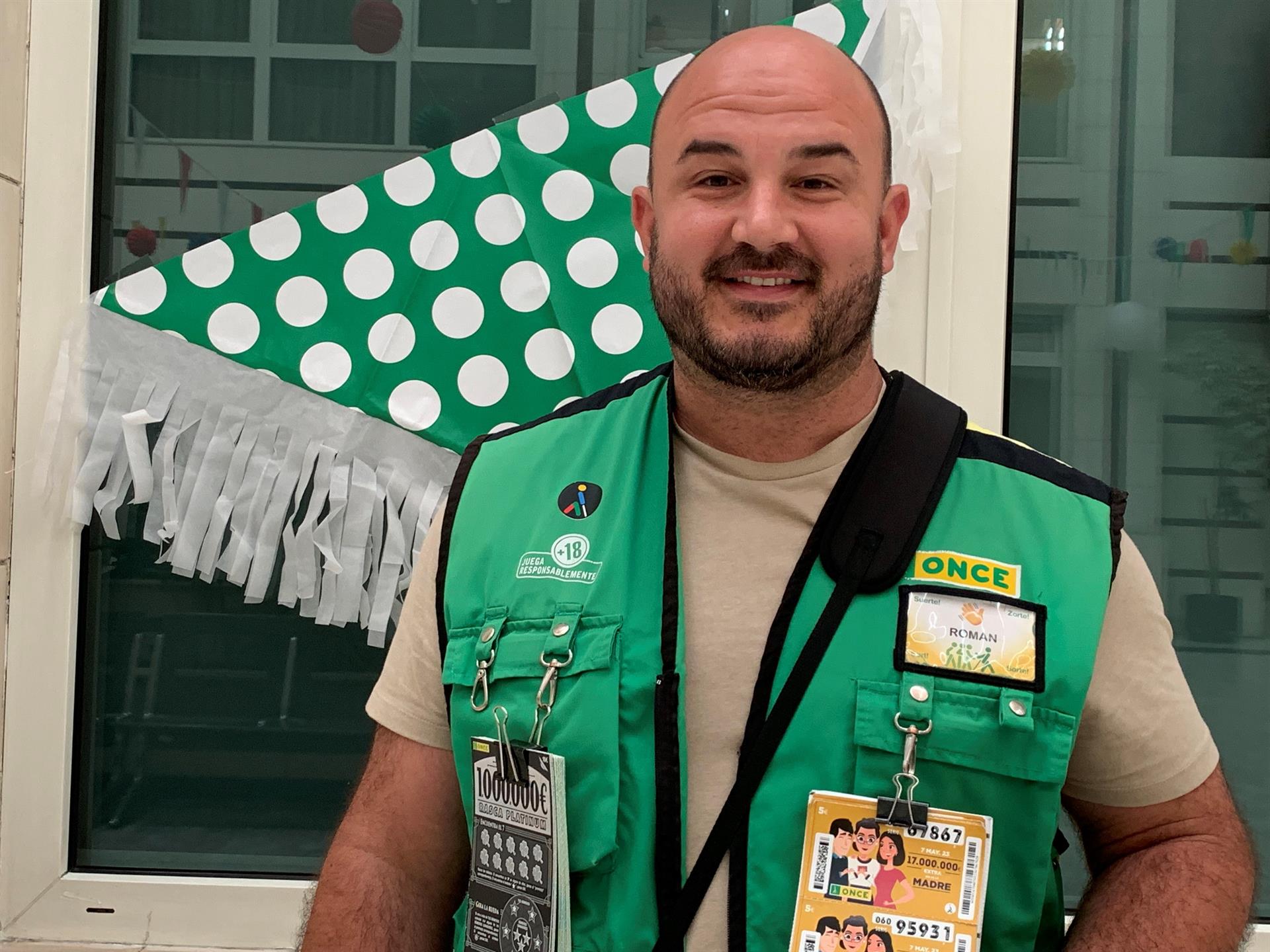 José Román, el vendedor de la ONCE que ha repartido suerte en la Feria de Sevilla. 