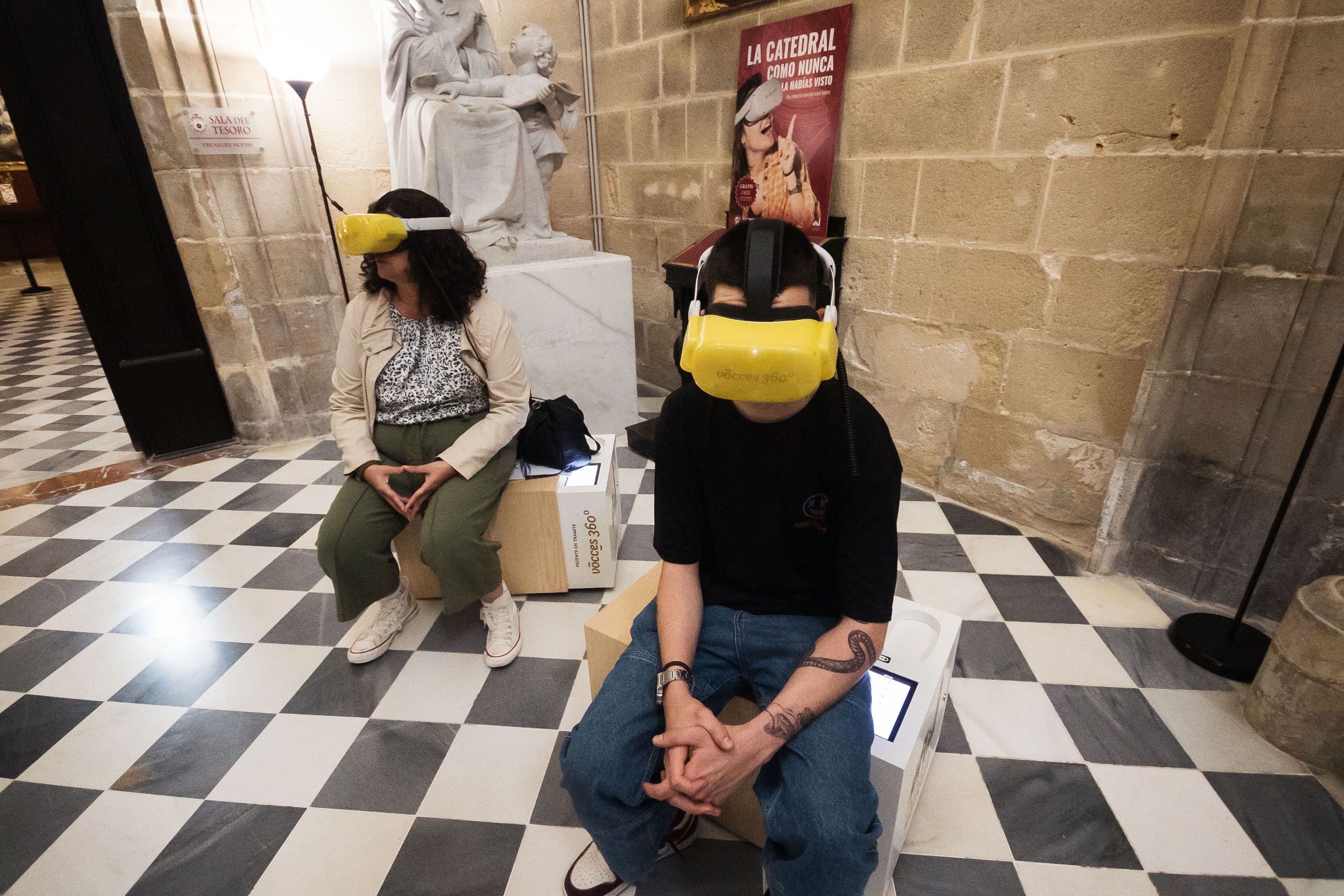 Viendo la Catedral a vista d pájaro, las sensaciones de los dos visitantes que prueban esta tecnología punta.     MANU GARCÍA