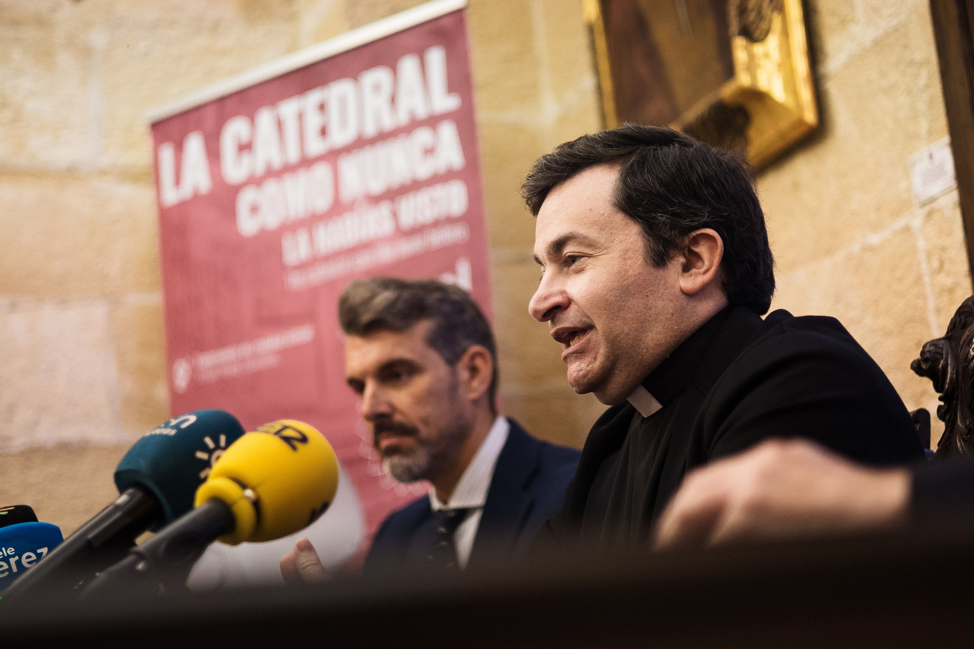 El deán de la Catedral explicando en rueda de prensa la nueva iniciativa.     MANU GARCÍA