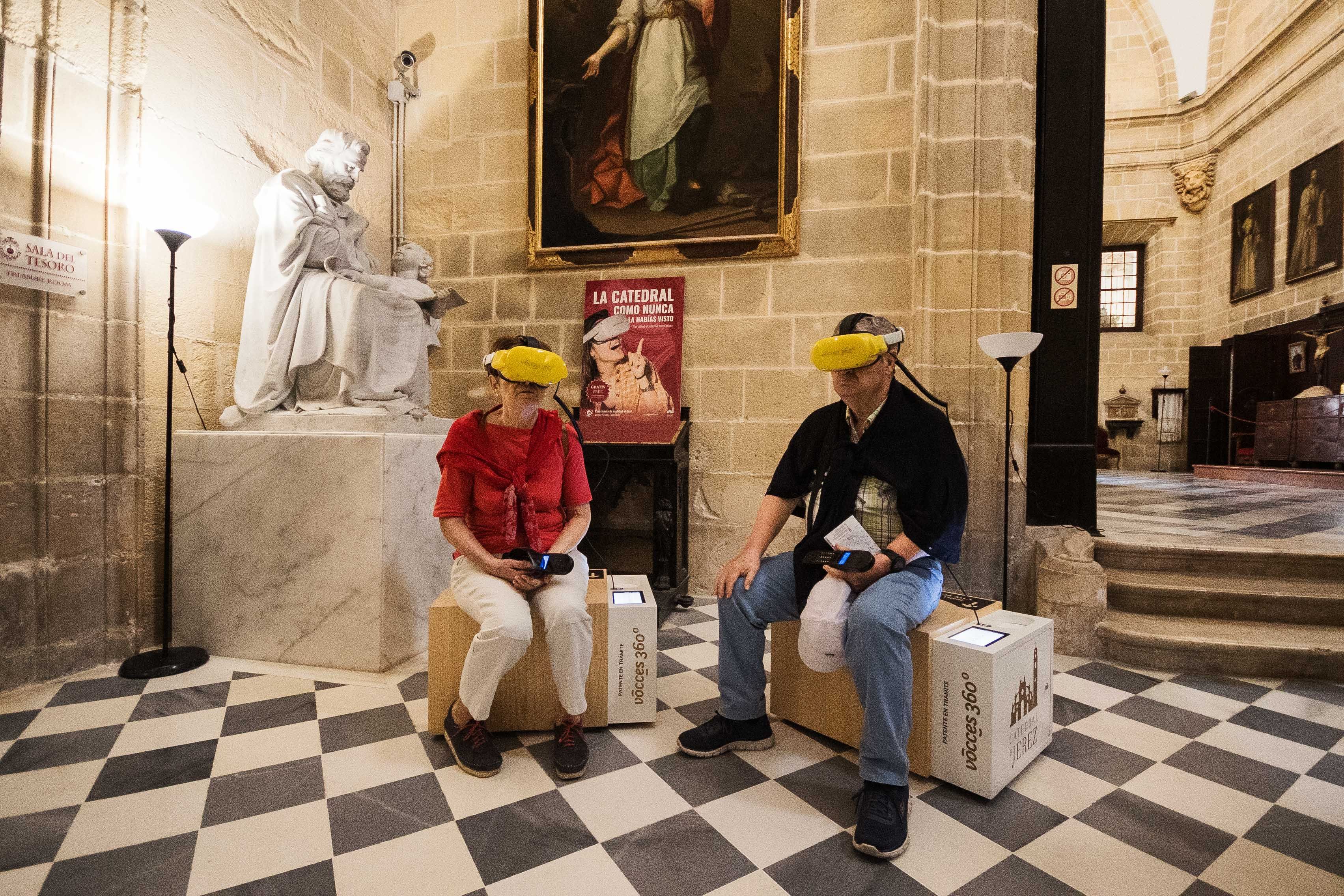 Dos visitantes estrenando las gafas especiales que permiten hacer el 'vuelo' por la Catedral de Jerez. 