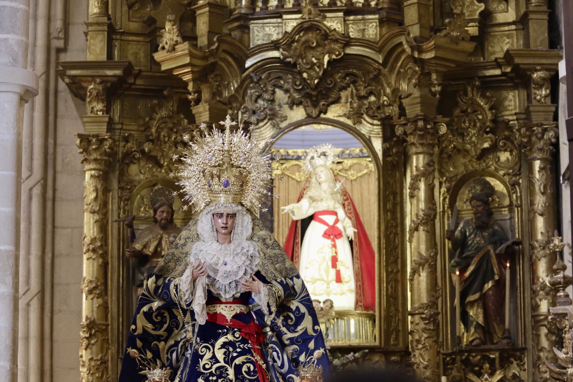 La Estrella en el interior de San Dionisio con la Virgen del Mayor Dolor detrás. 