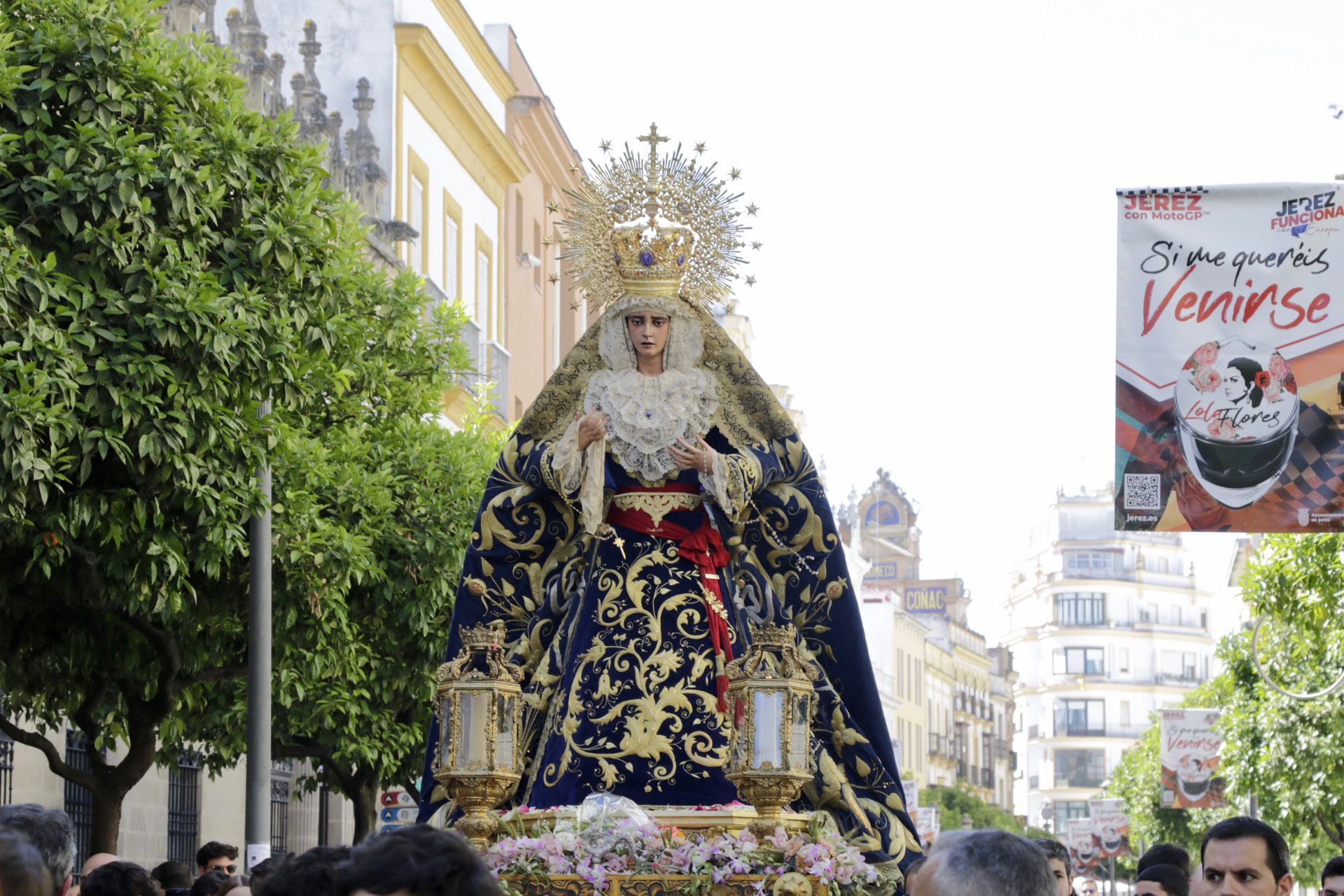 La imagen en pleno traslado por la calle Larga.   PACO HOLGADO