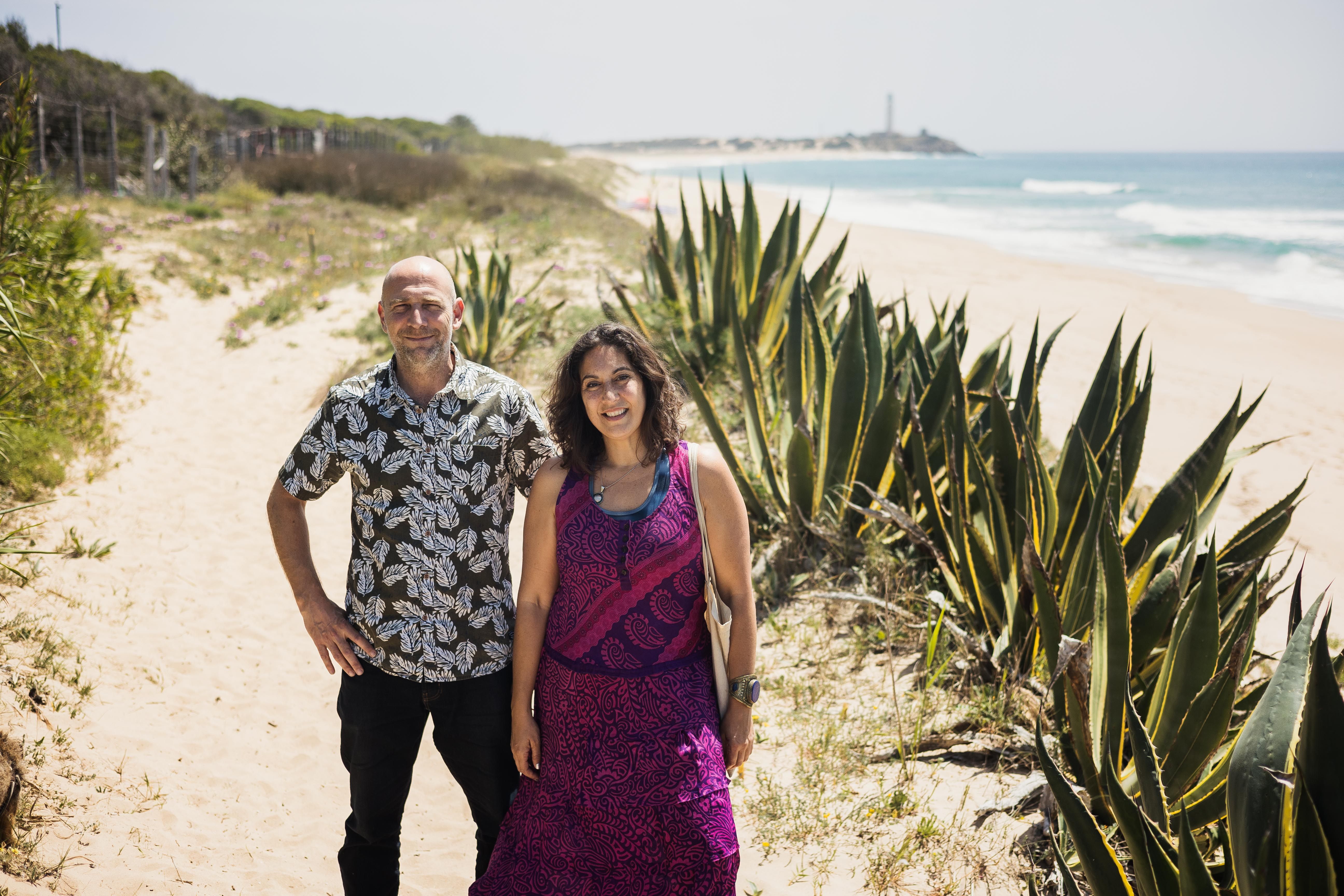 Raquel y Raúl forman parte del grupo Playas Vivas que realiza acciones divulgativas sobre temas medioambientales en la zona de Barbate.