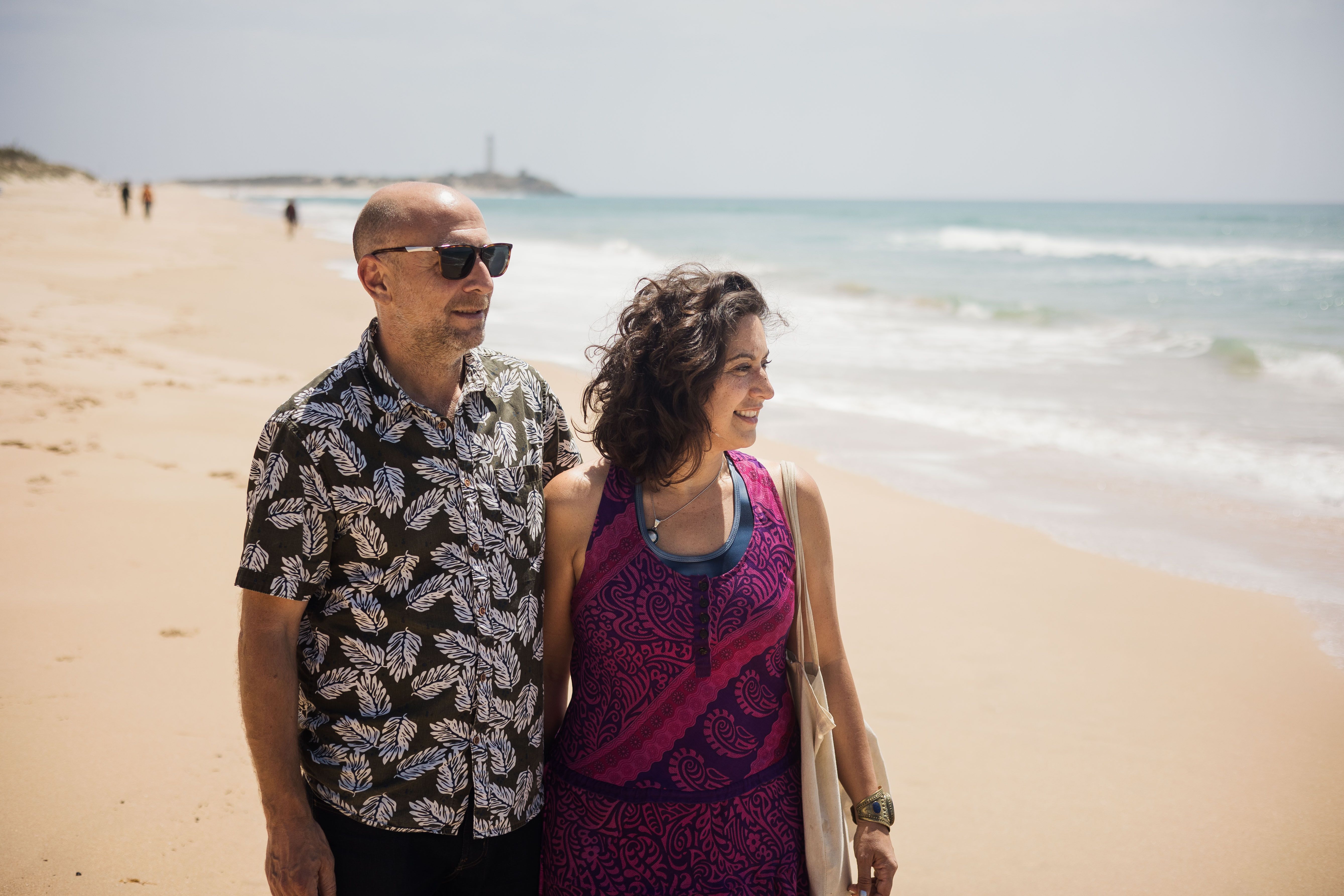 Raúl y Raquel pasean por la playa de Zahora. 