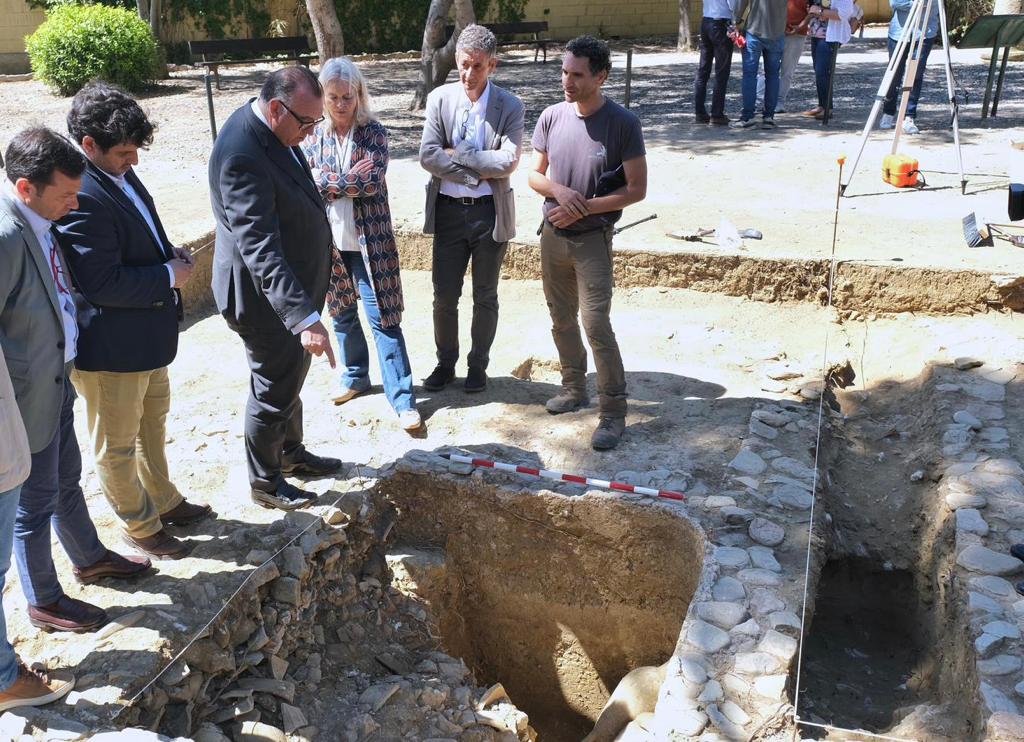 Visita de Arturo Bernal al enclave arqueológico de Carteia.